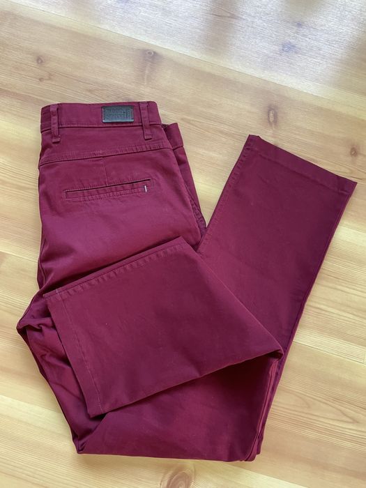 Męskie spodnie w kolorze bordowym/czerwonym. Model Chinosy.