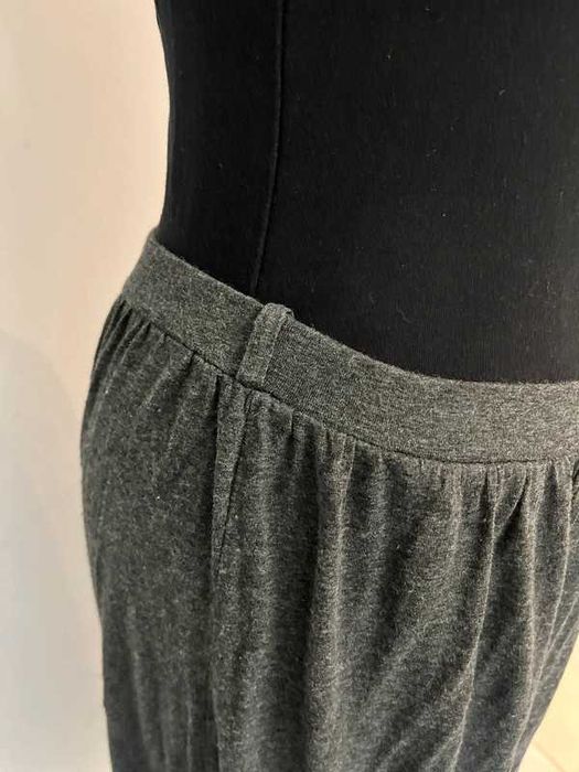 Spódnica ciemno-szara asymetryczna w sam raz na jesień (S/M)