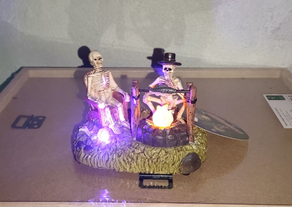 Halloween LED kościotrupy przy ognisku