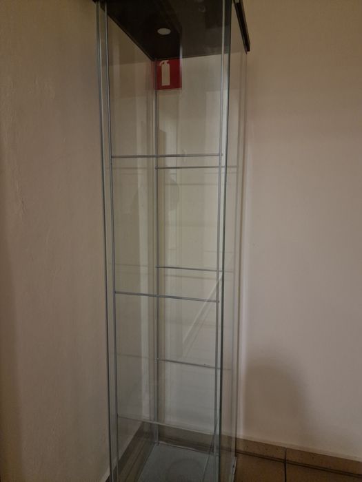 Szklana szafka używana