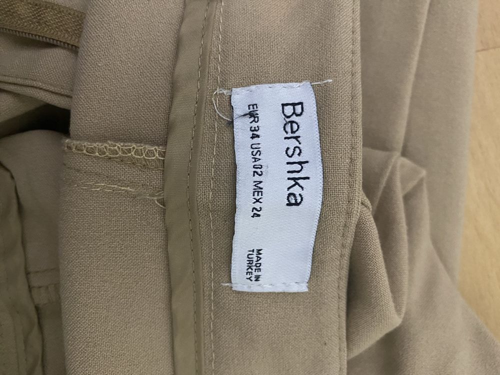бежеві брюки bershka