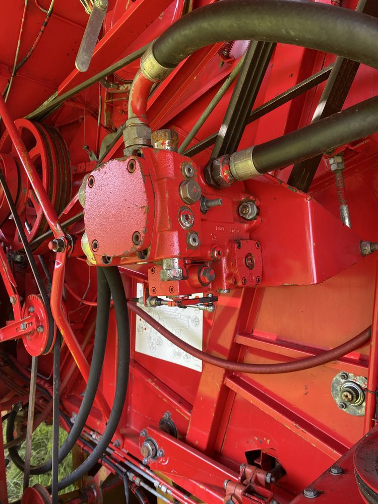 Комбайн зернозбиралний MASSEY FERGUSON 28/SAMPO 2075