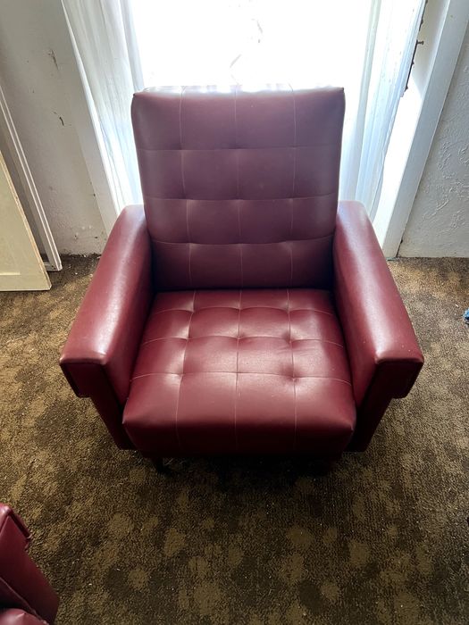 Cadeira estofada em vermelho – confortável e funcional