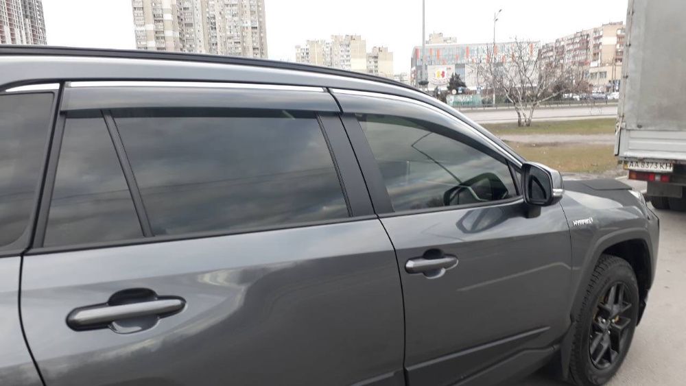 Дефлекторы дверей (ветровики) с хром молдингом Toyota Camry 70 (2017+)