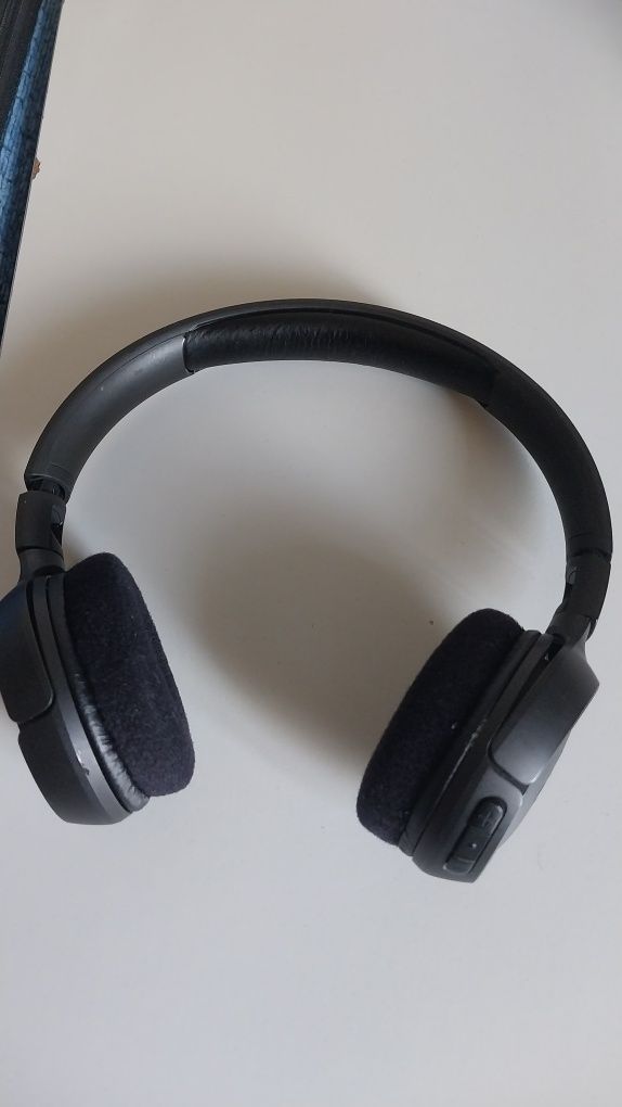 Продам беспроводные наушники JBL