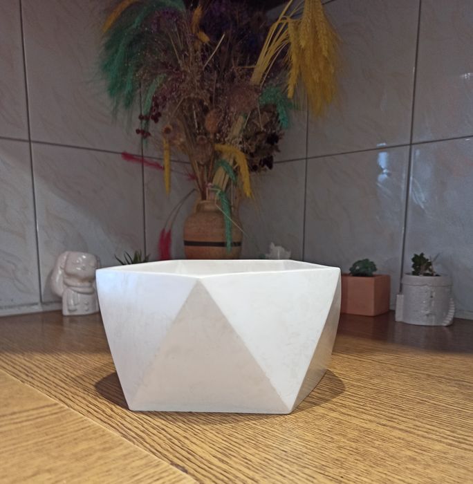 Декоративні кашпо з гіпсу