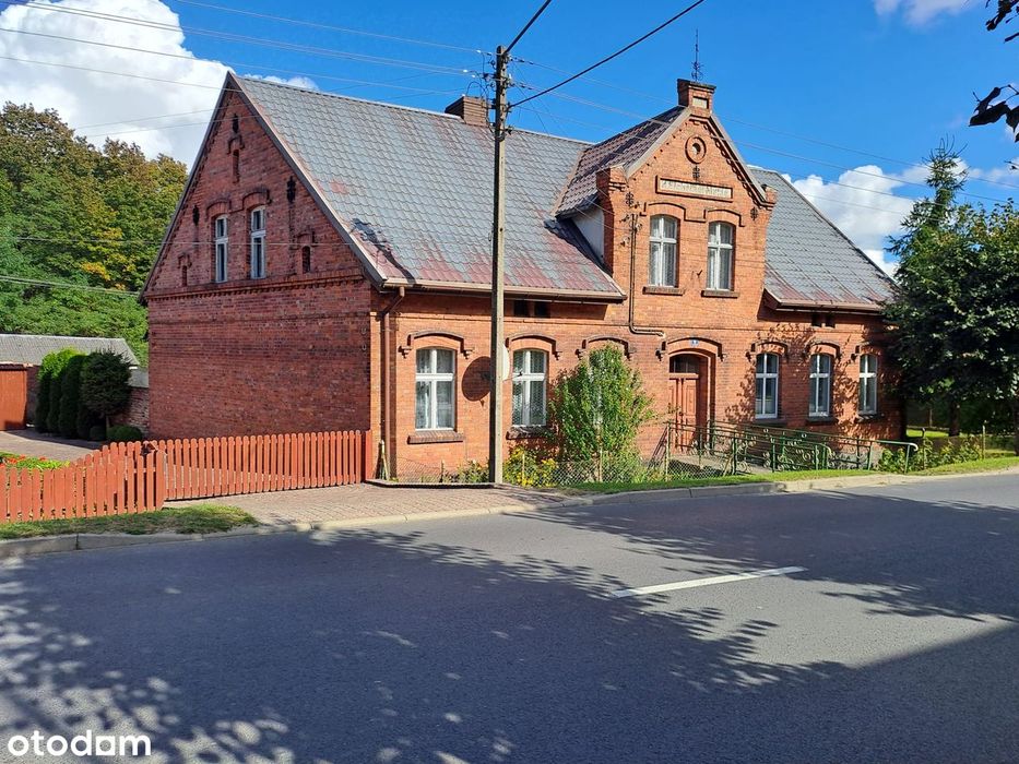 Dom z czerwonej cegły do zamieszkania lub pod inwestycję