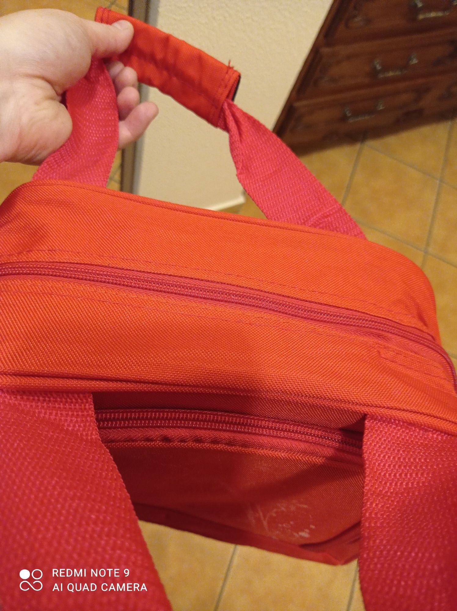 Czerwona torebka na małego laptopa aktówka podręczna