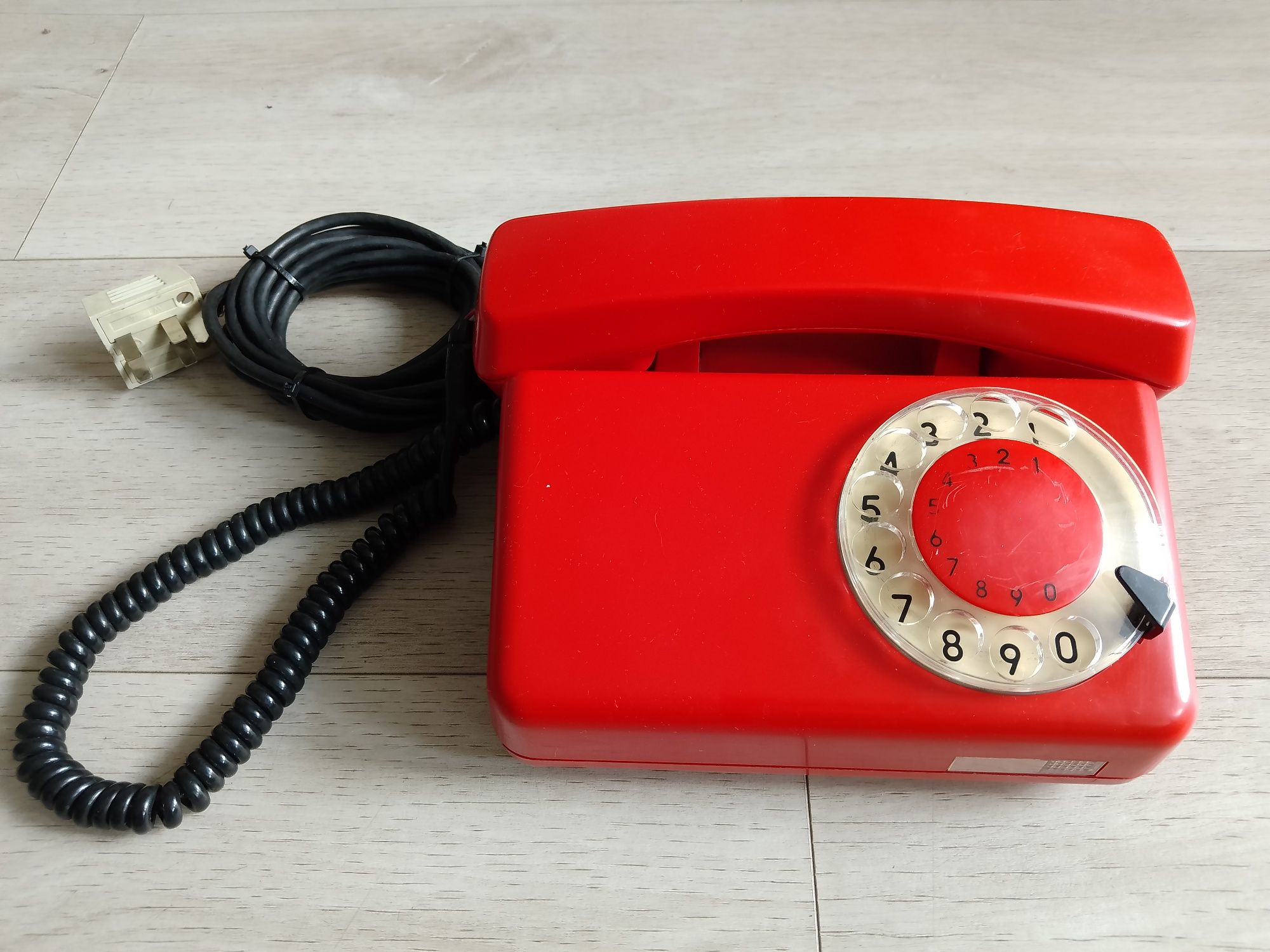 Telefon tarczowy z czasów PRL TULIPAN, czerwony