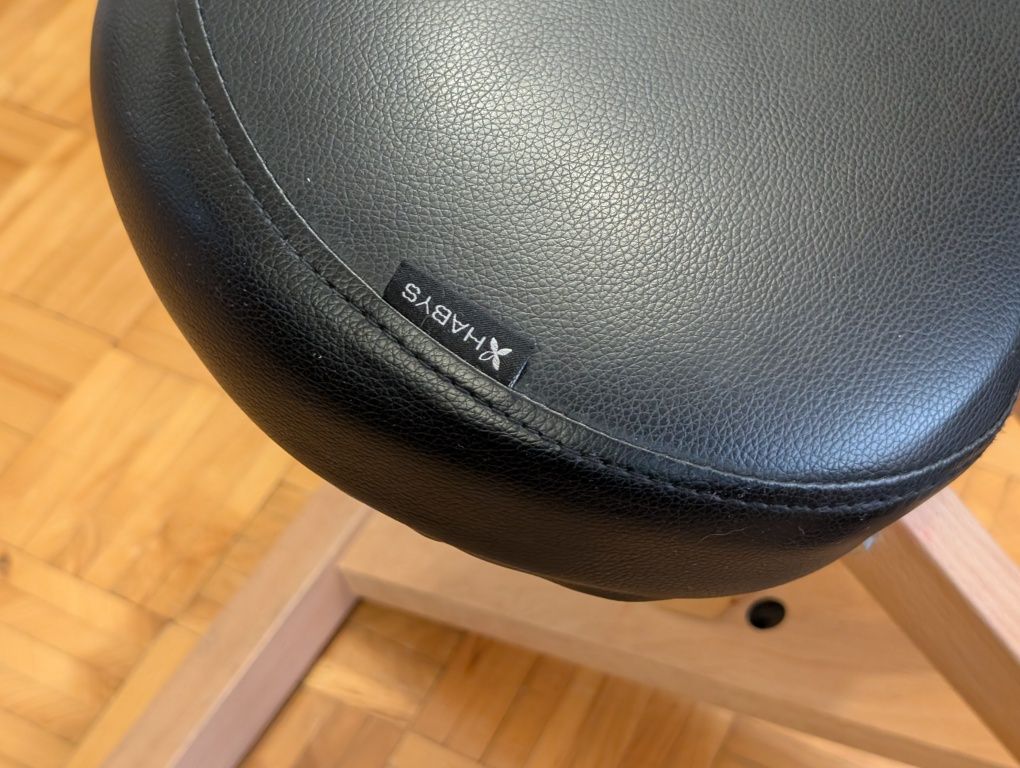 Drewniany klękosiad firmy Habys