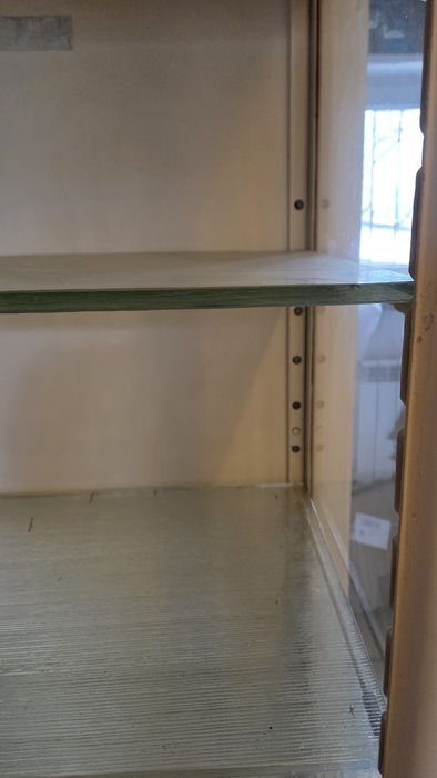 Stara szafka lekarska witryna