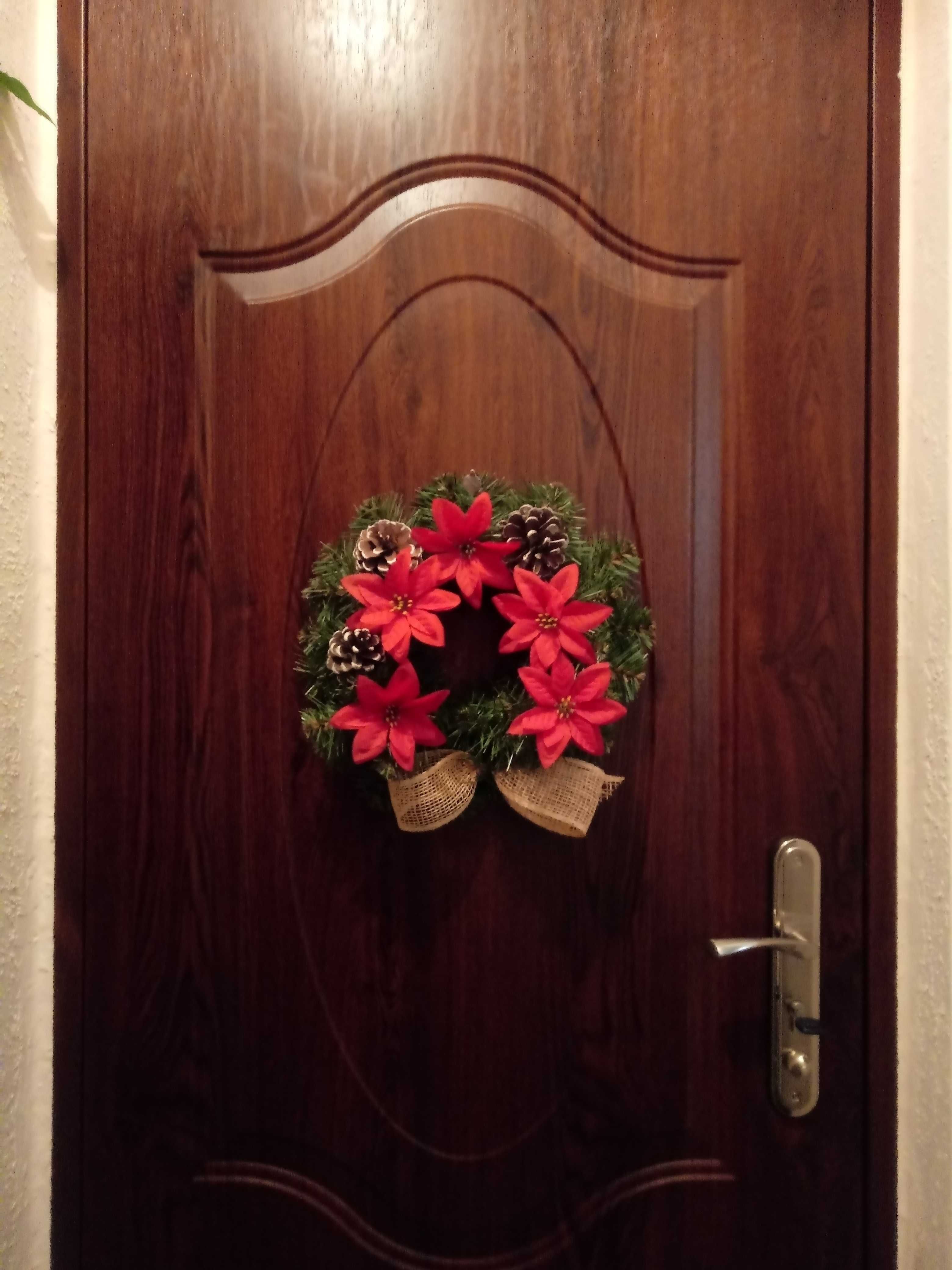 Wieniec wianek stroik świąteczny wiszący na drzwi gwiazda betlejemska