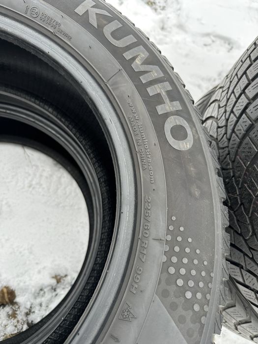 225/60/17 Kumho Winter Craft Wp51