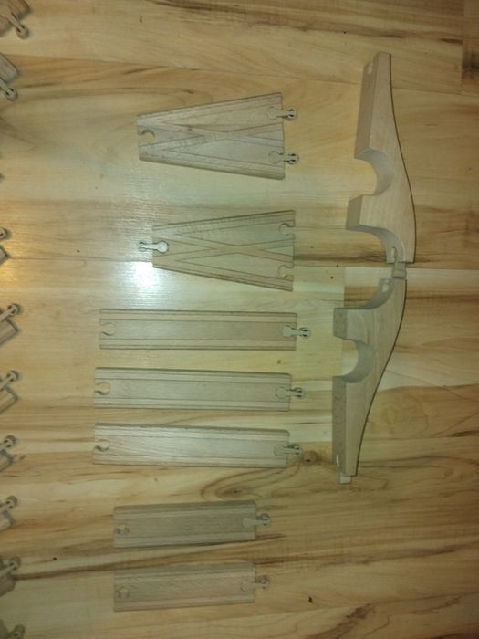 Drewniany pociąg z torami