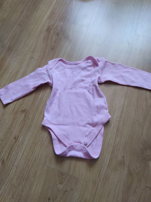 Gładkie body pudrowy róż