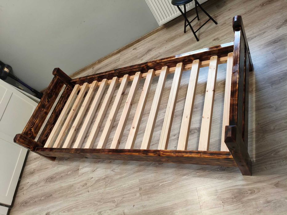 Ręcznie robione łóżko z litego drewna sosnowego 90x200 – opalane