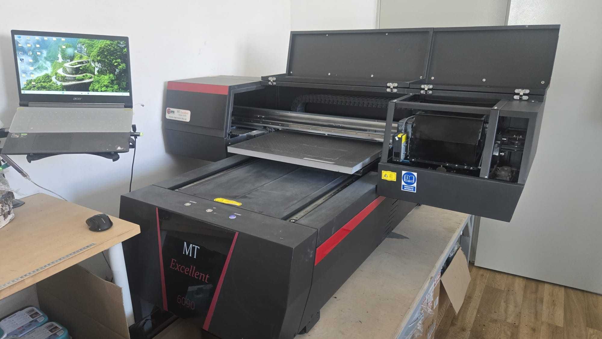 Drukarka UV MT Excellent 6090 CMYK+W+V + przystawka do druku bidonach