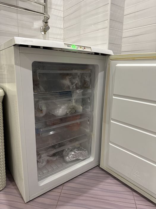 Морозильна камера Electrolux