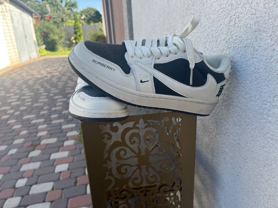 Жіночі  кросівки