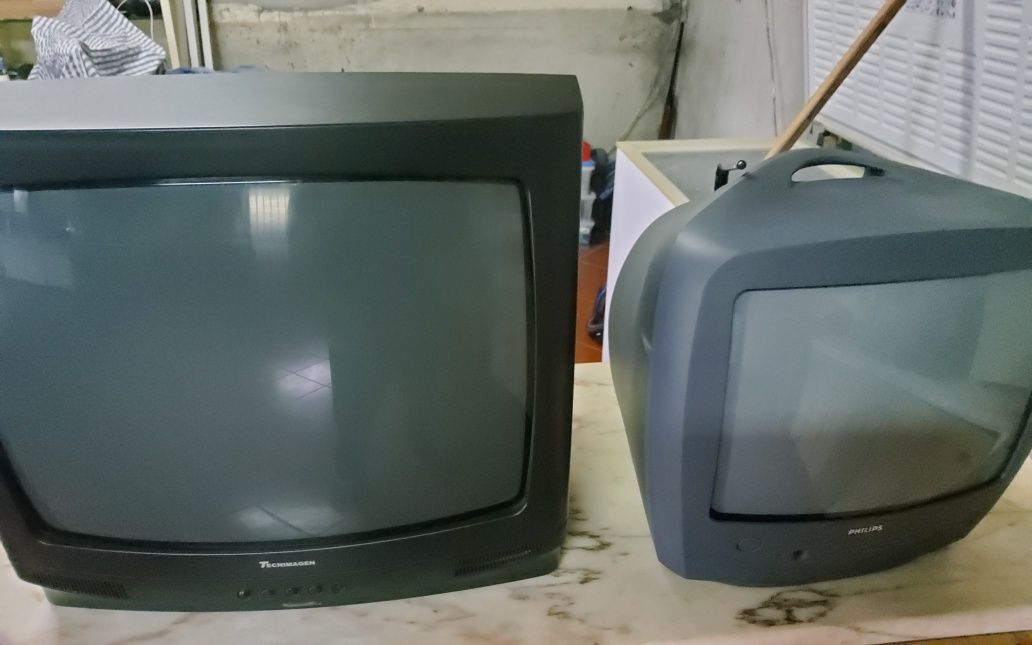 Televisores a cores e funcionar bem, 56 cm com 1 comando e um pequeno.