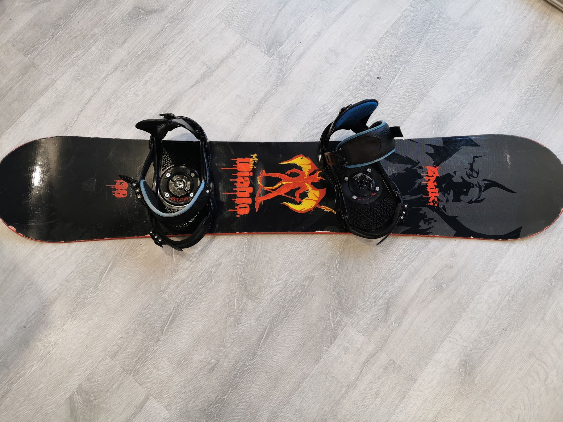 Deska snowboard z zapięciami