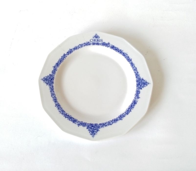 Talerz talerzyk śniadaniowy Orbis porcelana Lubiana logo PRL