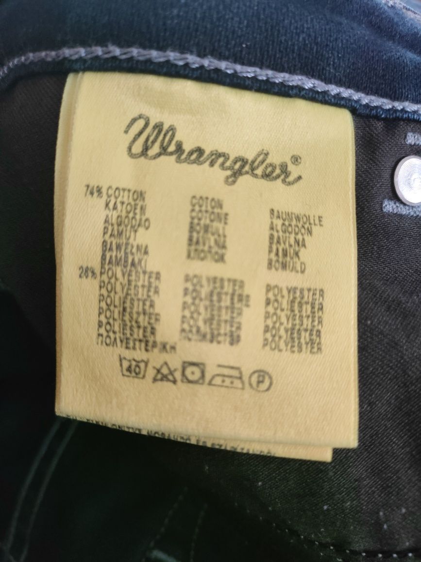 Wrangler Sara W212QC818 – Klasyczne jeansy, które zawsze pasują!