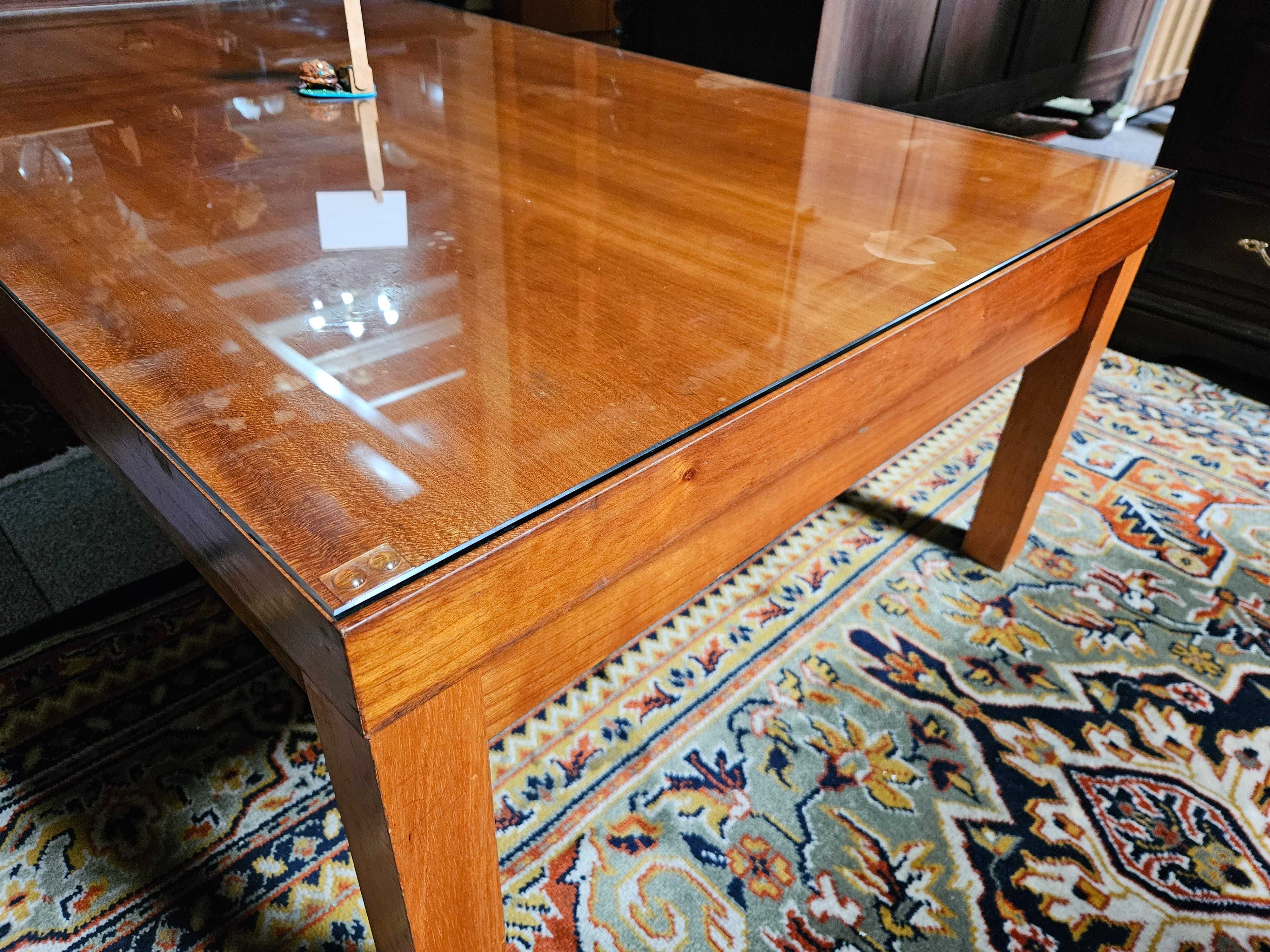 Grande mesa de centro em madeira com vidro de pr