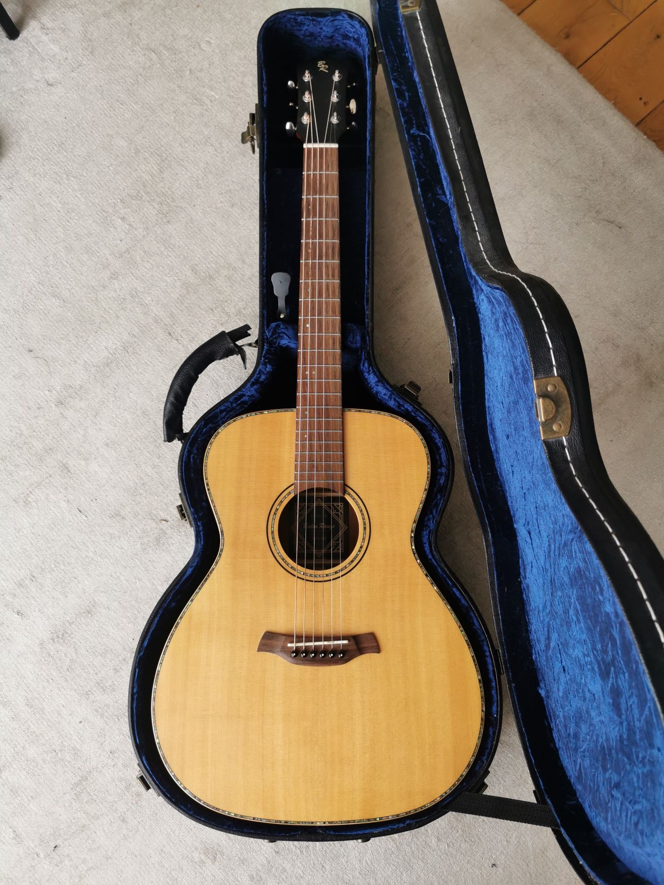 Gitara + hard case BATON ROUGE  X81S/OM + Tonttrager