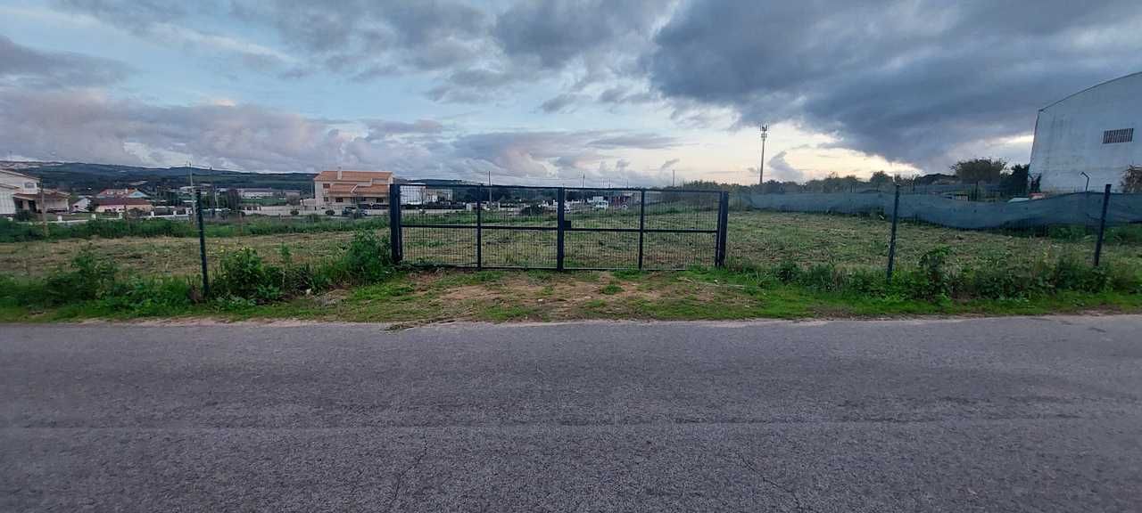Terreno com 1500m2 vedado com água, eletricidade na zona Pêro Pinheiro