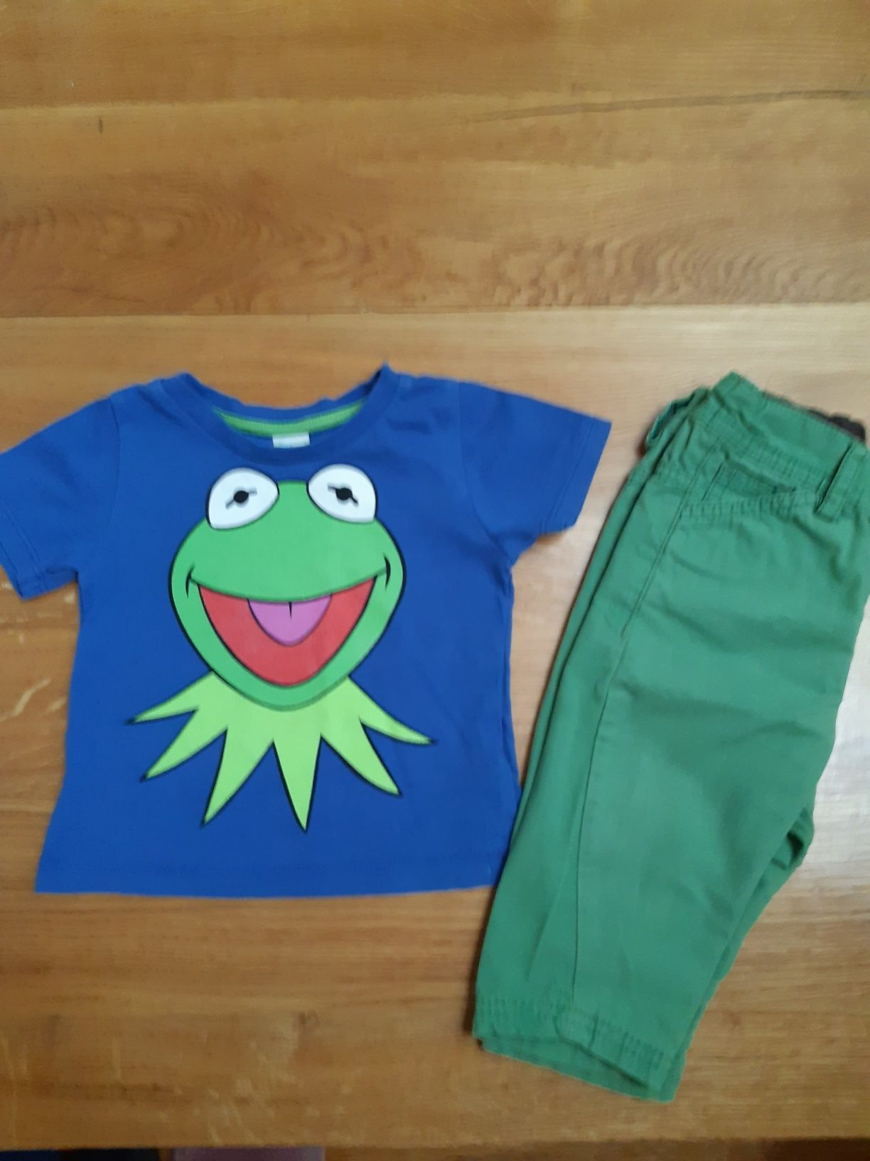 Cudny zestaw spodenki zieleń + t - shirt blue Kermit r 9 m/74 - 80 c