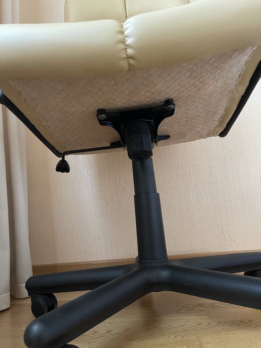 Кресло офисное бежевое