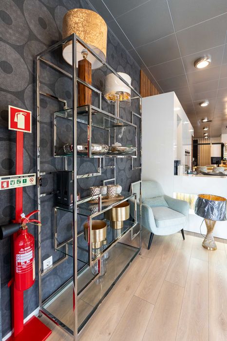 Estante decorativa em inox e vidro – moderna e elegante