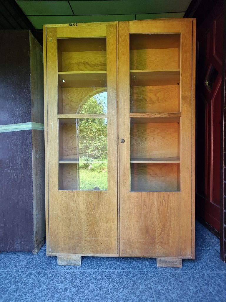 Szafa biblioteczna z 1966 roku