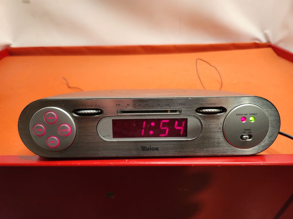 radiobudzik marki Tevion.