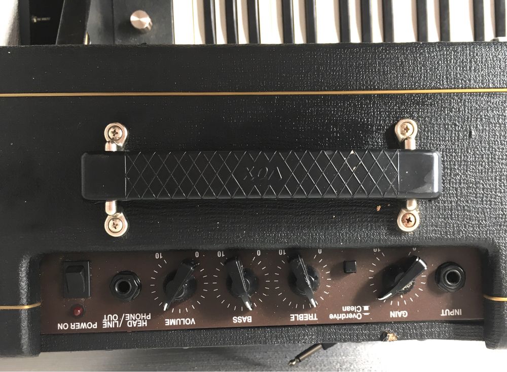 Piecyk gitarowy VOX Pathfinder 10 z kablami