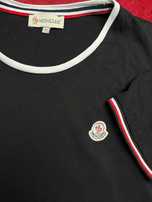 Moncler - stylowy tshirt ze zdobionymi ściagaczami