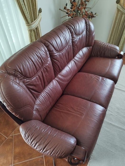 Sofá castanho em pele