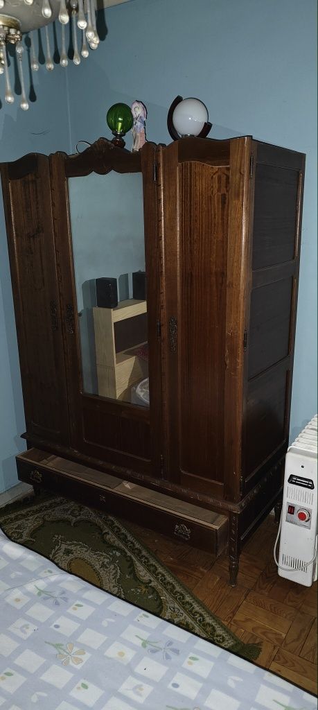 Mobiliário antigo para desocupar