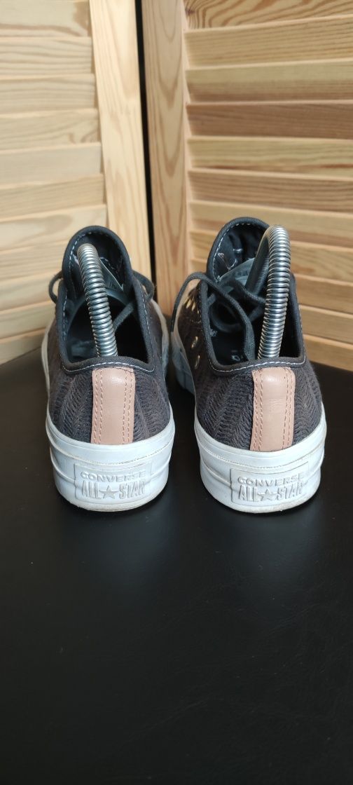 Converse na platformie płucienne że złotymi elementami rozmiar 36
