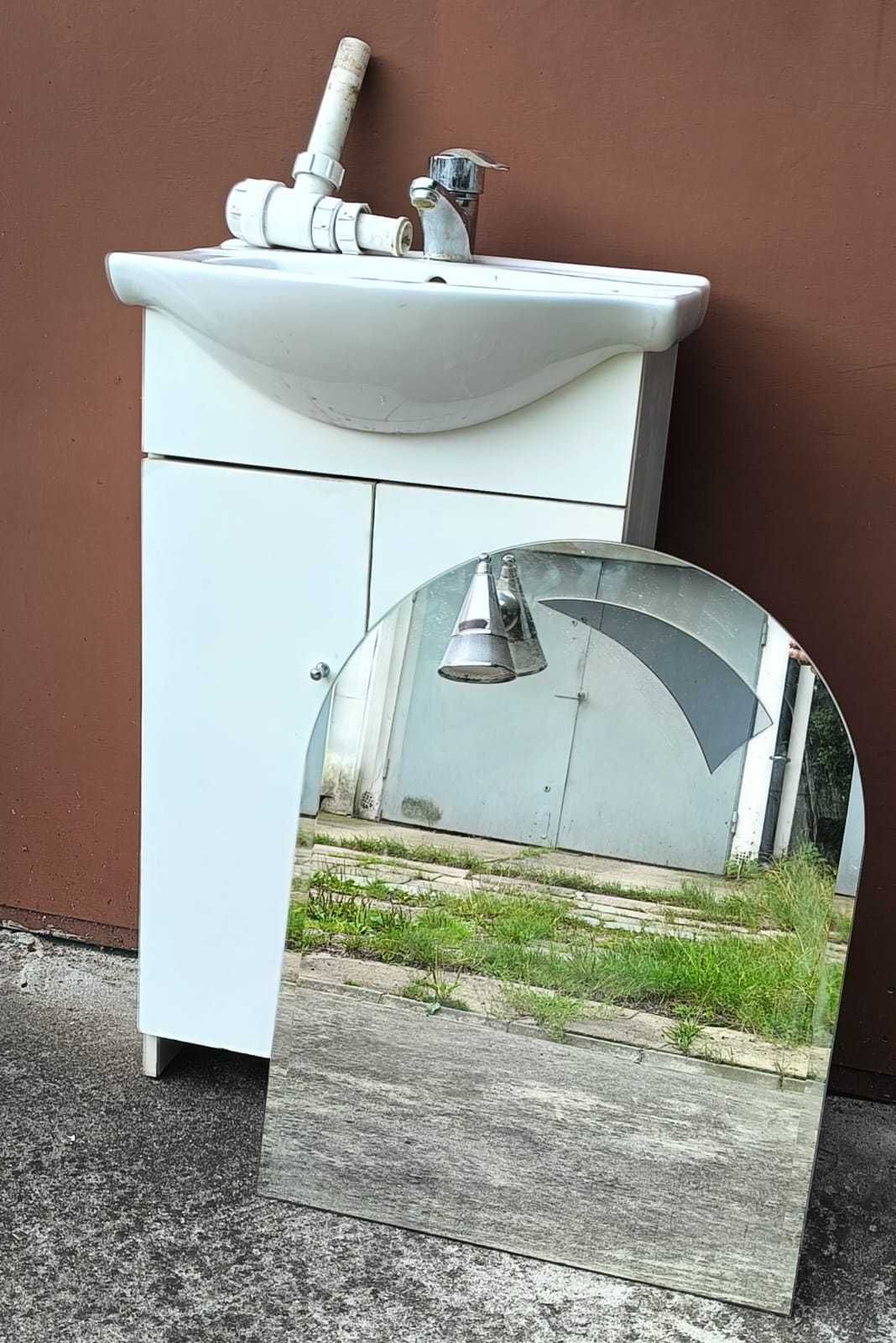 Szafka  łazienkowa  z  umywalką  +  lustro  z  oświetleniem