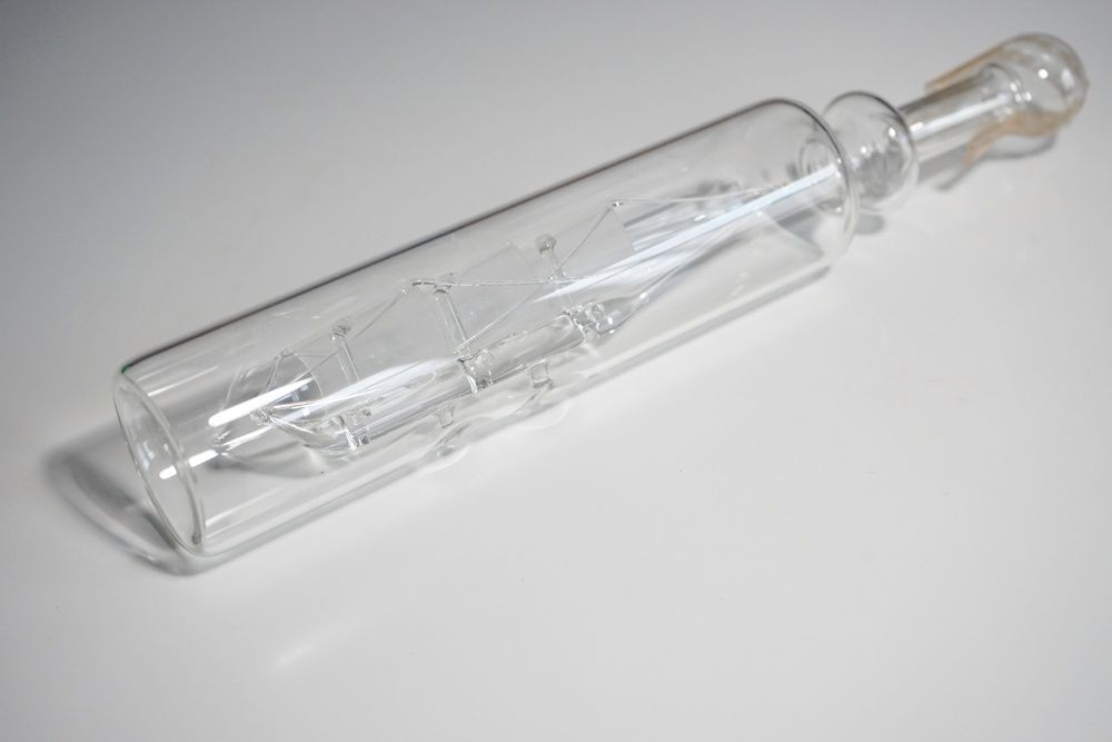 Barco de vidro dentro de garrafa de vidro