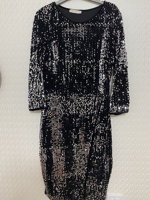 Святкова сукня з блискітками.