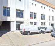 Arrendo armazém com 700 m2 no centro de Cruz de Pau, ideal para serviç