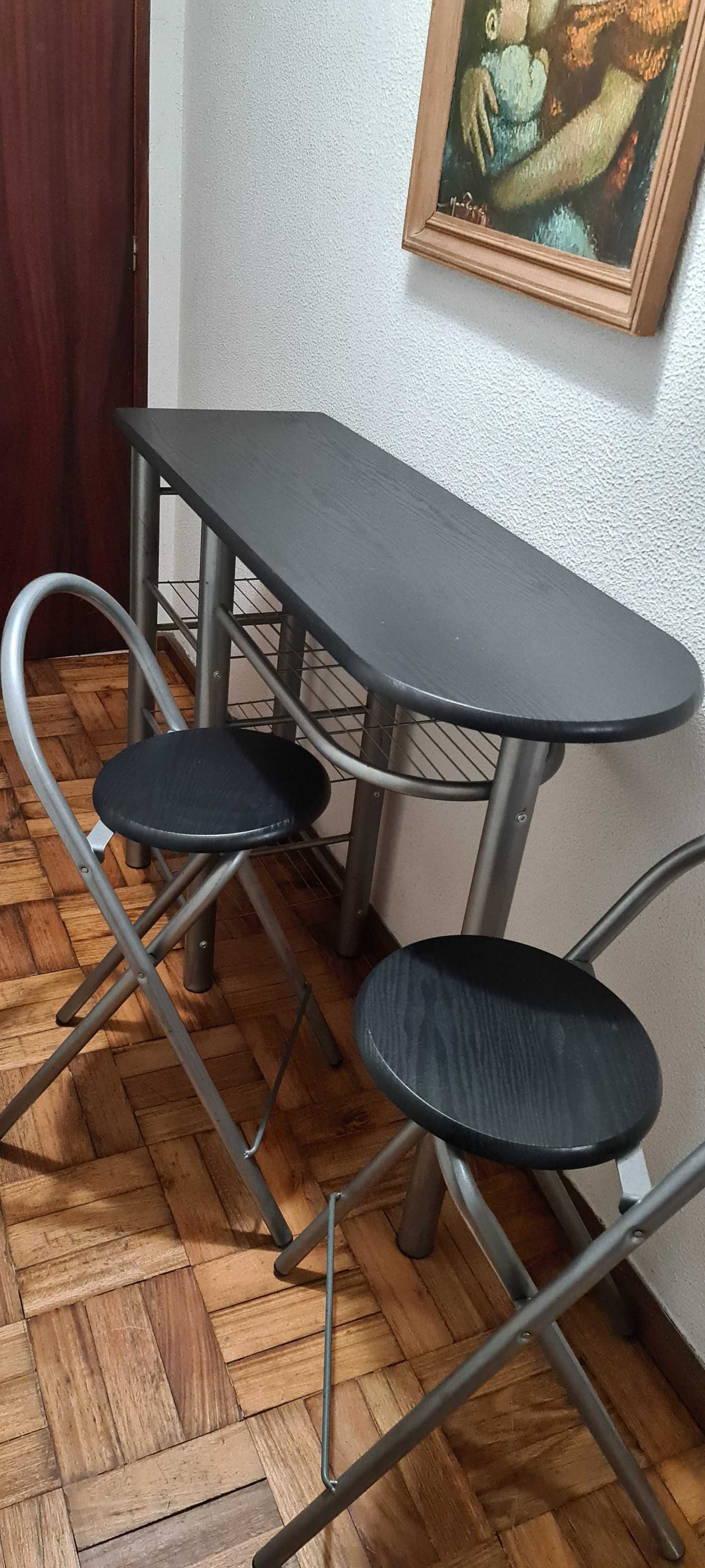 Vendo mesa com 2 bancos