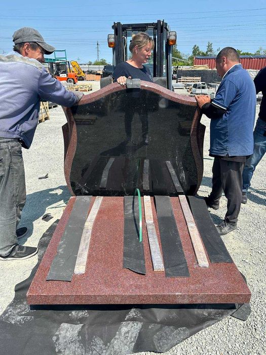 Пам'ятники з кар'єру склад у Луцьку