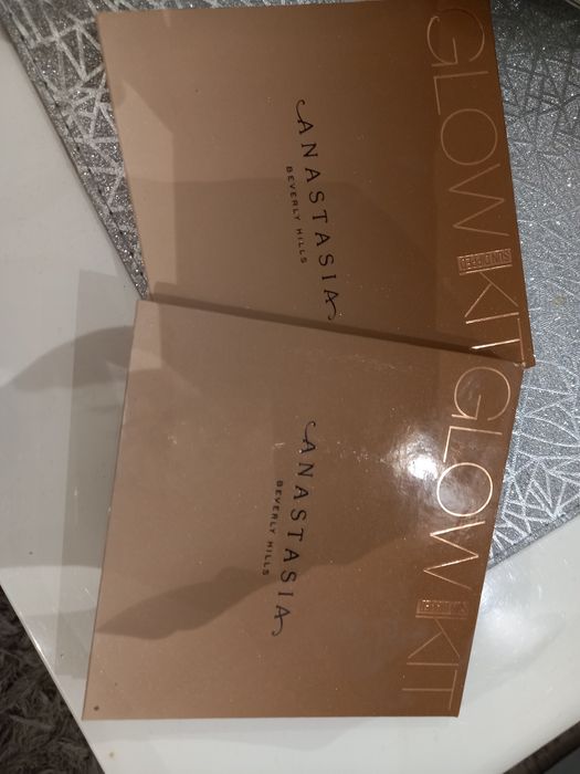 Paletka rozświetlaczy Anastasia Beverly Hills Glow Kit
