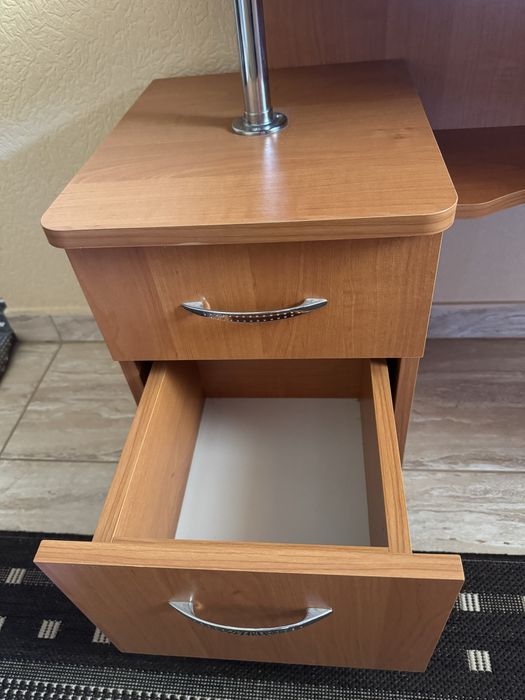 Трюмо з дзеркалом