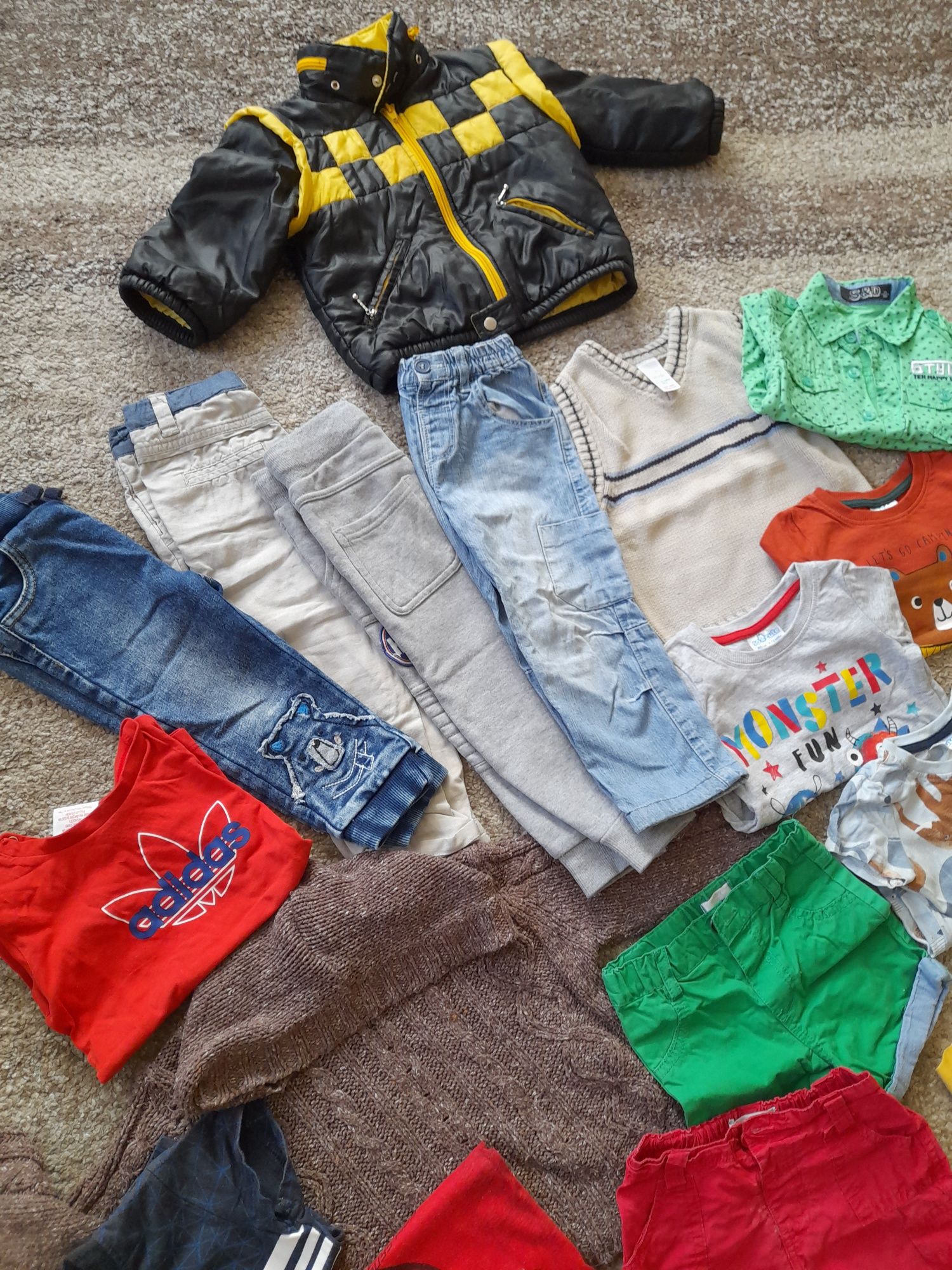 Paczka ubrań dla chłopczyka rozm. 80-86
Kurtka,bluzy, spodnie, bluzki.