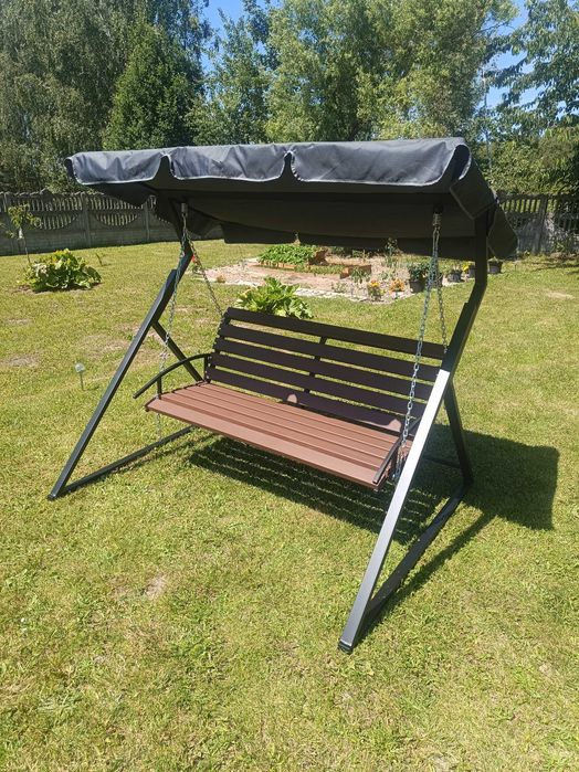 Huśtawka ogrodowa z daszkiem